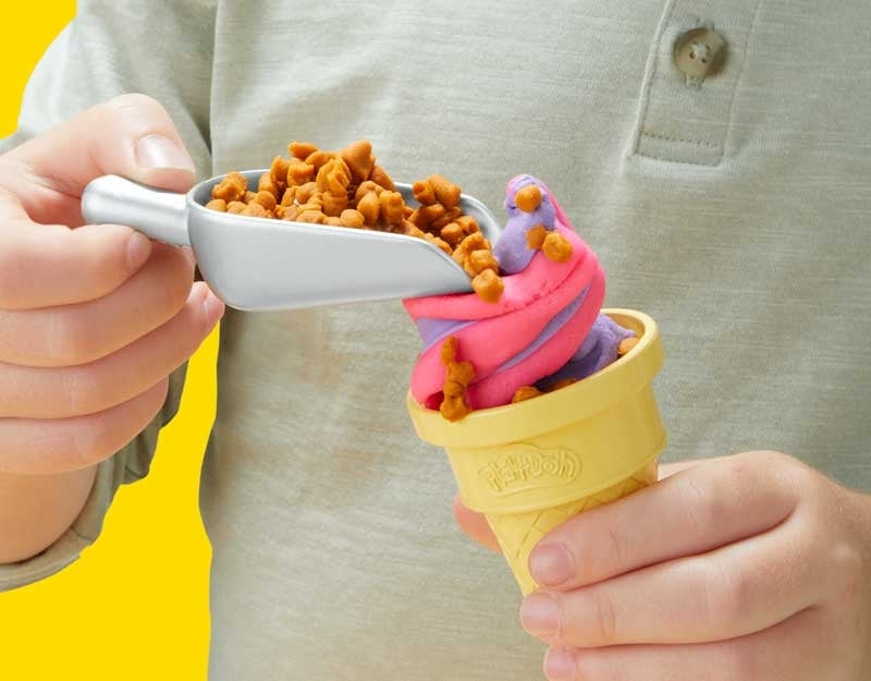 PLAY-DOH RAINBOW SWIRL ICE CREAM PLAYSET
